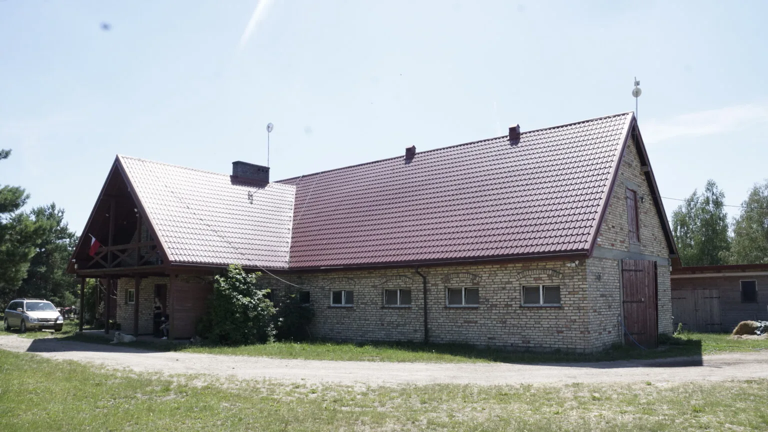 Stajnia Tradycja z czerwonym dachem w Uhowie